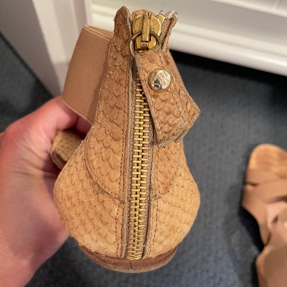 Stretchy Stuart Weitzman flat sandals - Picture 3 of 3